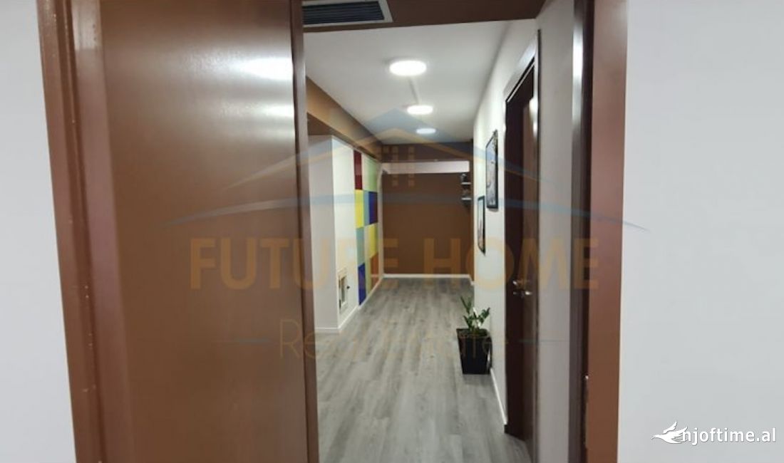 Qira, Ambient, Petronini, Tirane